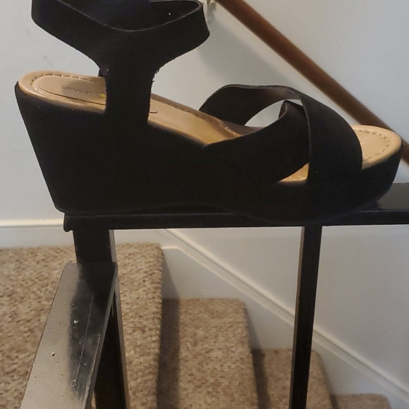 Black high heel wedges - Picture 4 of 5